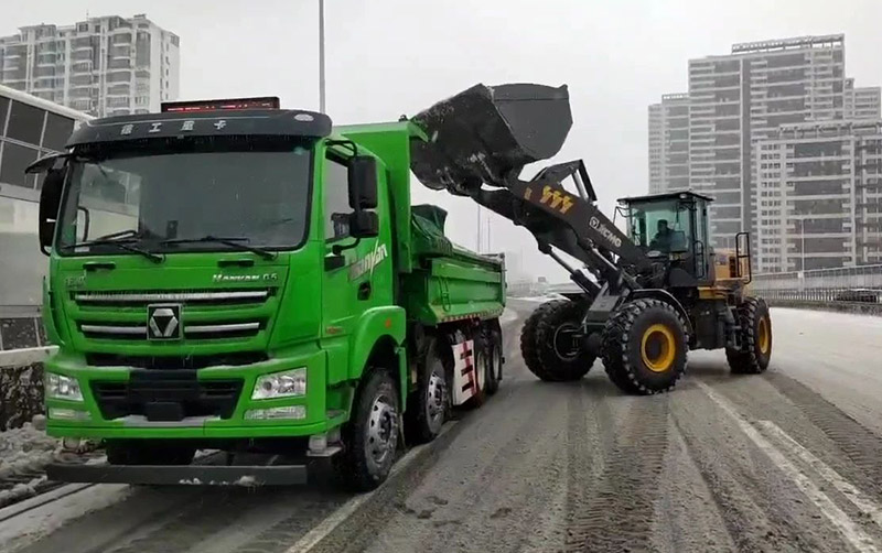 除雪保暢通，徐工汽車在行動